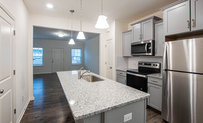Foto del edificio - BEAUTIFUL 2 Bedroom Townhome in MIDLAND AV...