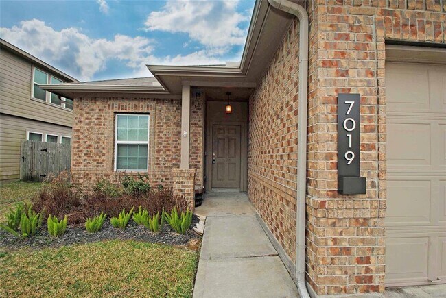 Foto del edificio - 7019 Hazelnut Ln
