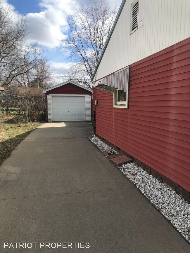 Building Photo - 3 br, 1 bath House - 929 Lemonweir Pkwy
