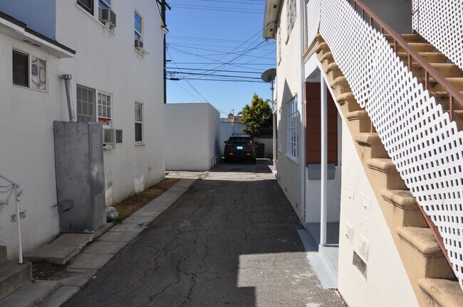 Building Photo - 818 W Glenoaks Blvd