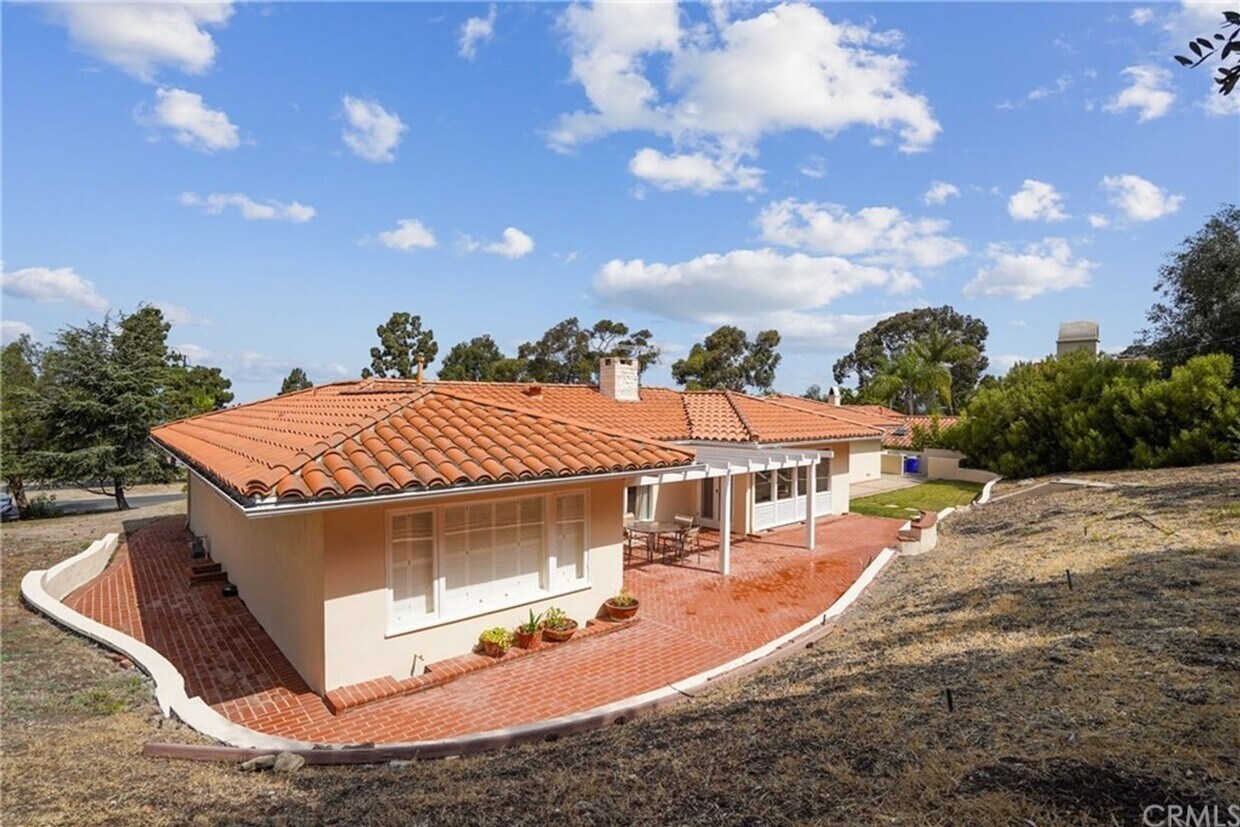 Primary Photo - A BEAUTIFUL SINGLE- FAMILY HOUSE WITH AN A...