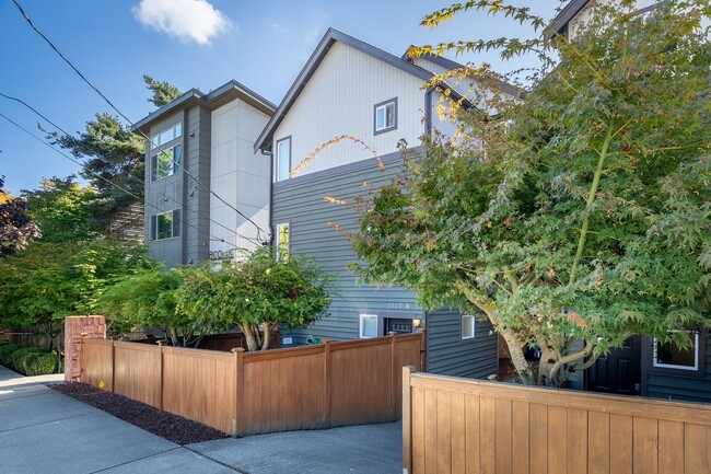 Building Photo - 2bd/2.5ba Seattle Townhome