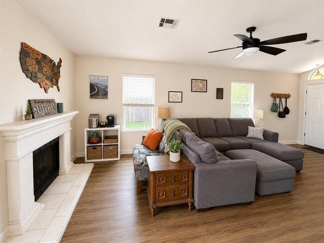 Foto del edificio - 2805 Feathercrest Dr