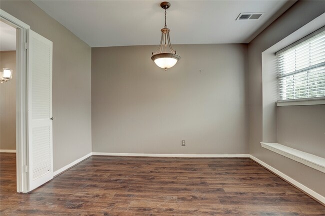 Foto del edificio - 9631 Fairdale Ln