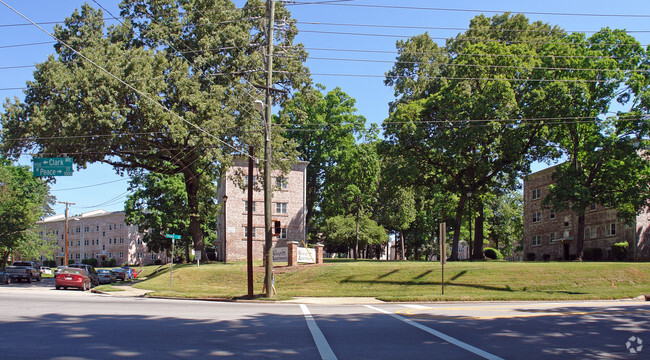 Foto del edificio - The Raleigh Apartments