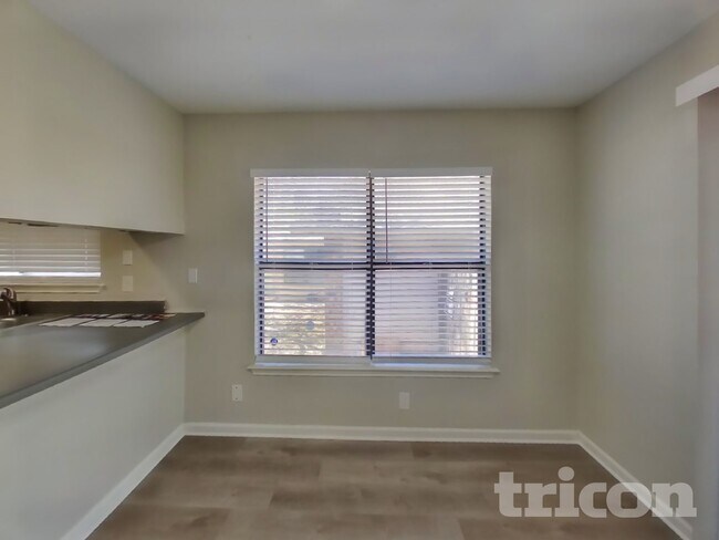 Foto del edificio - 7927 Wayside Trail