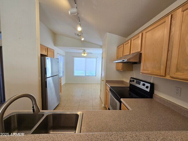 Foto del edificio - 1393 W Diamond Ave