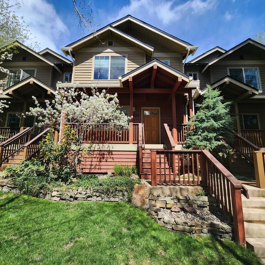 Foto principal - Beautiful 2 Bed/2.5 Bath Townhome on Bend'...