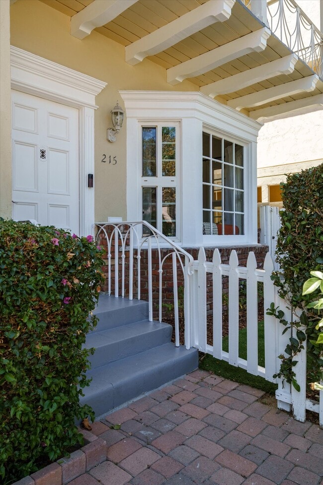 Private entrance - 215 S Poinsettia Pl