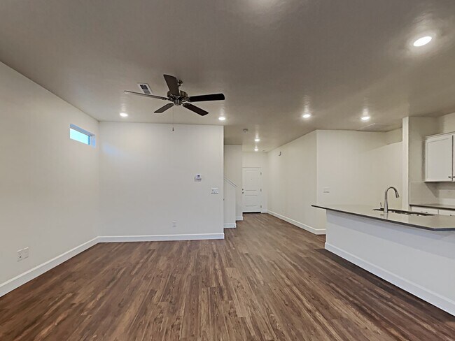 Building Photo - 5088 W Bellevue Street