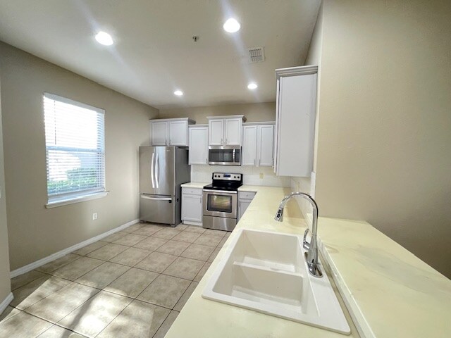 Building Photo - 2216 Betsy Ross Ln