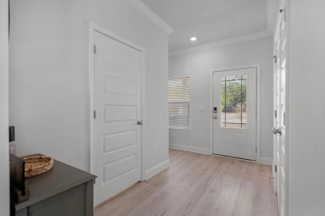 Foto del edificio - Three Bedroom Two and a half Bath In Hammock Oaks