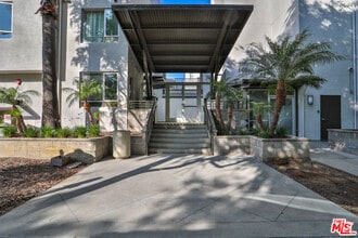 Building Photo - 6400 Crescent Park E