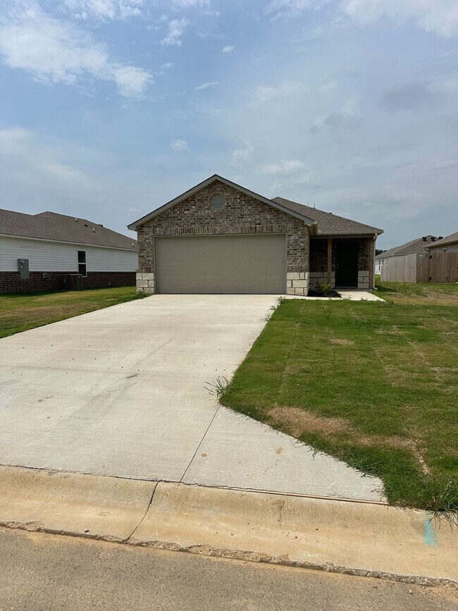 Foto del edificio - *NO RENT until 2026!!* BRAND NEW Three Bedroom | Two Bathroom in Whitetail Crossing