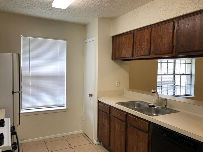 Building Photo - 11510 Walnut Ridge Dr