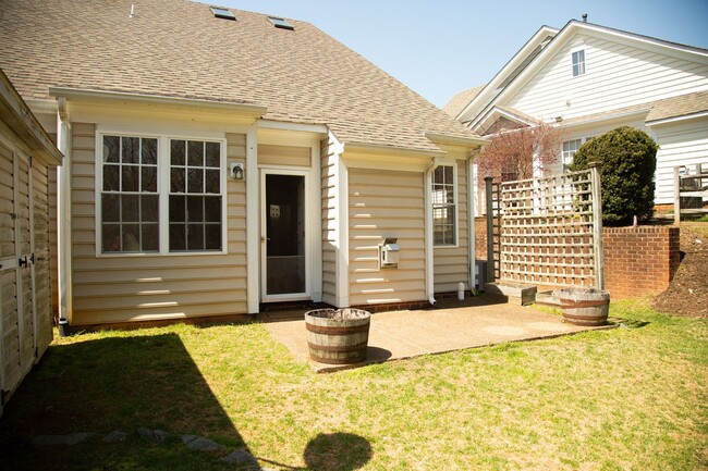 Building Photo - Three Bedroom Townhouse Available in Fores...