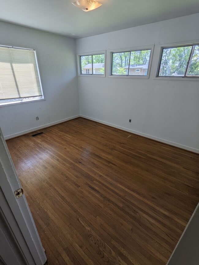Building Photo - Wonderful home with nice yard and lots of ...