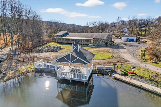 Building Photo - 443 Clove Rd