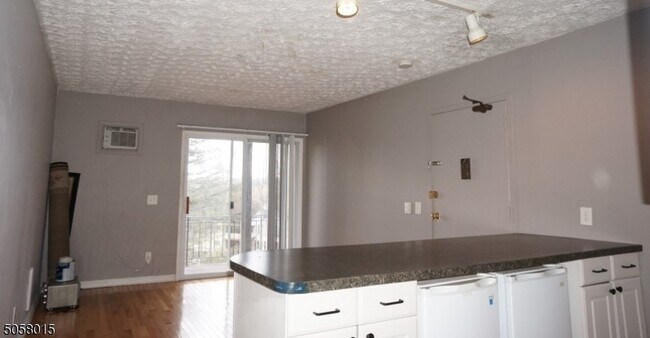 Building Photo - 102 Hemlock Hill