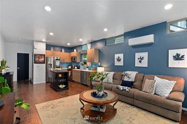 Building Photo - Modern Townhouse with Rooftop Deck & Bay V...