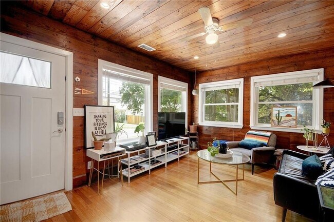 Foto del edificio - 209 E Live Oak St