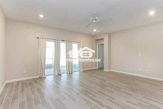 Building Photo - Spacious home in a great location!