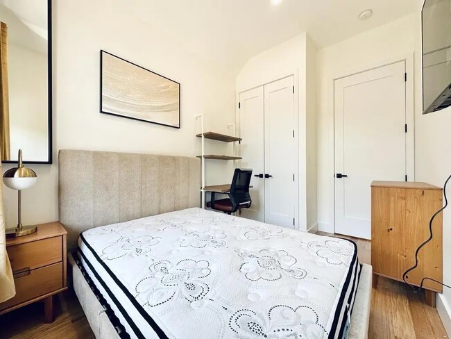 Foto del edificio - Furnished room/NOT APARTMENT