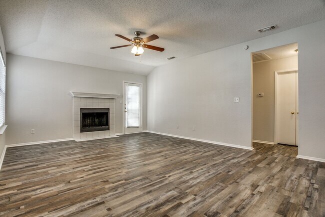Foto del edificio - Cozy 3BR Home with Spacious Backyard in Ar...