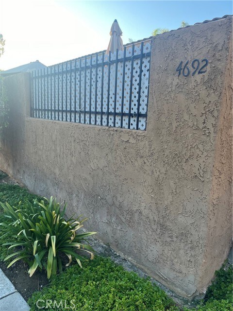Foto del edificio - 4692 Lakeview Ave