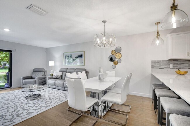Foto del edificio - 6013 Woods Edge Cir
