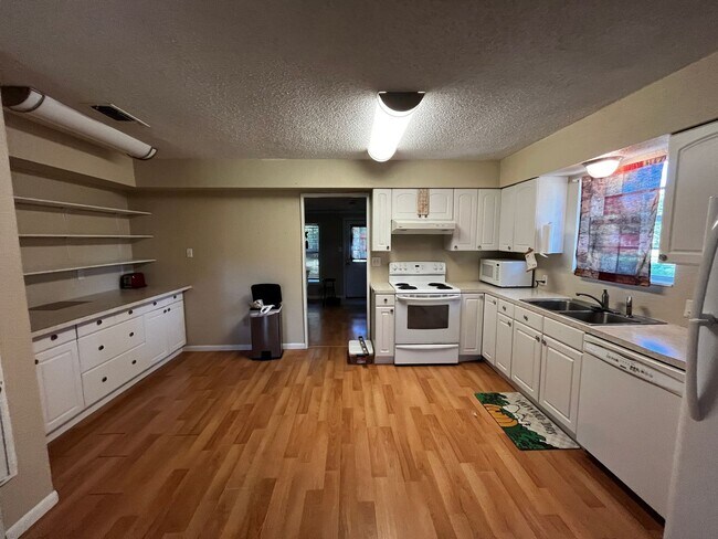 Foto del edificio - Private 2 Bed, 2 Bath Home on Acreage – 10...
