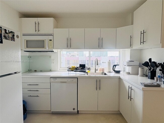 Foto del edificio - 17021 N Bay Rd