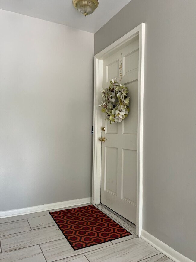 Foto del edificio - Charming 2 bedroom condo off of Jamestown ...