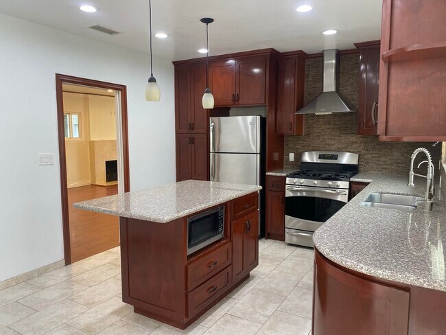Cocina - 1284 N Sierra Bonita Ave
