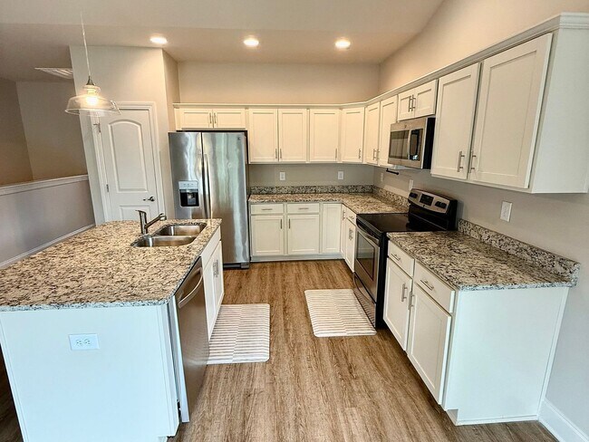 Building Photo - Modern 3 Bed/3 Bath End Unit Townhome - Close to Everything - GREAT PRICE!