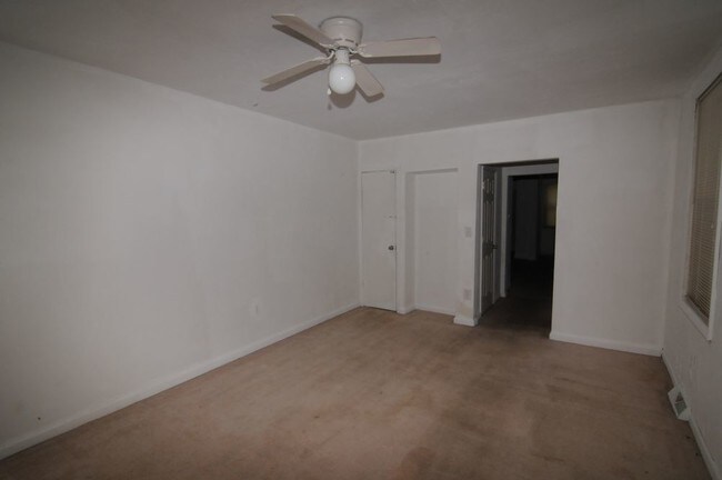 Building Photo - 3 bdrm 2 bth duplex