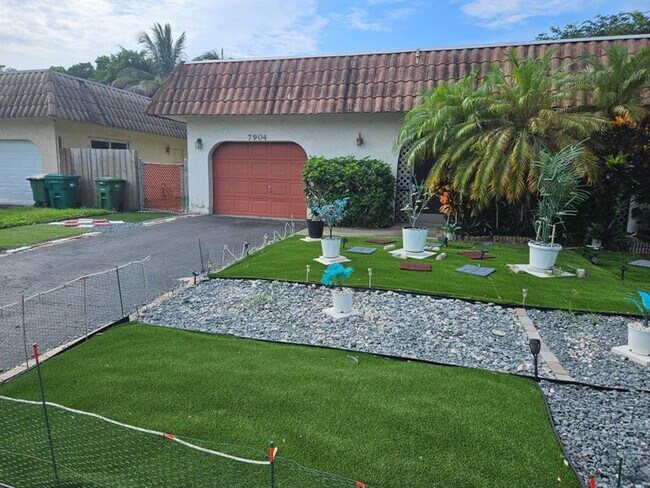 Foto del edificio - 7904 NW 70th Ct