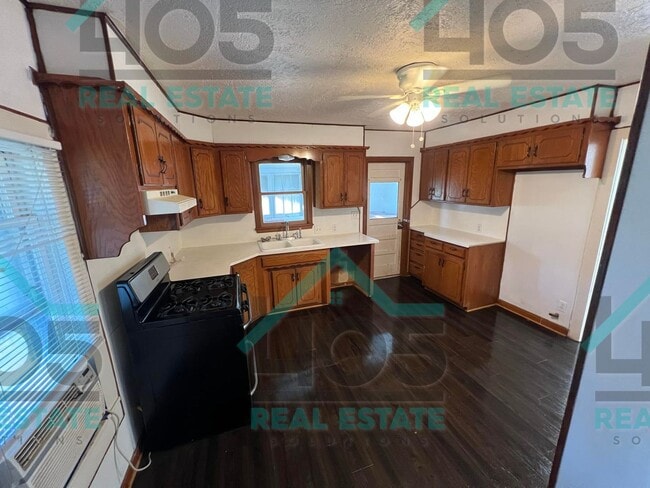 Building Photo - 3 Bedroom in Jones!