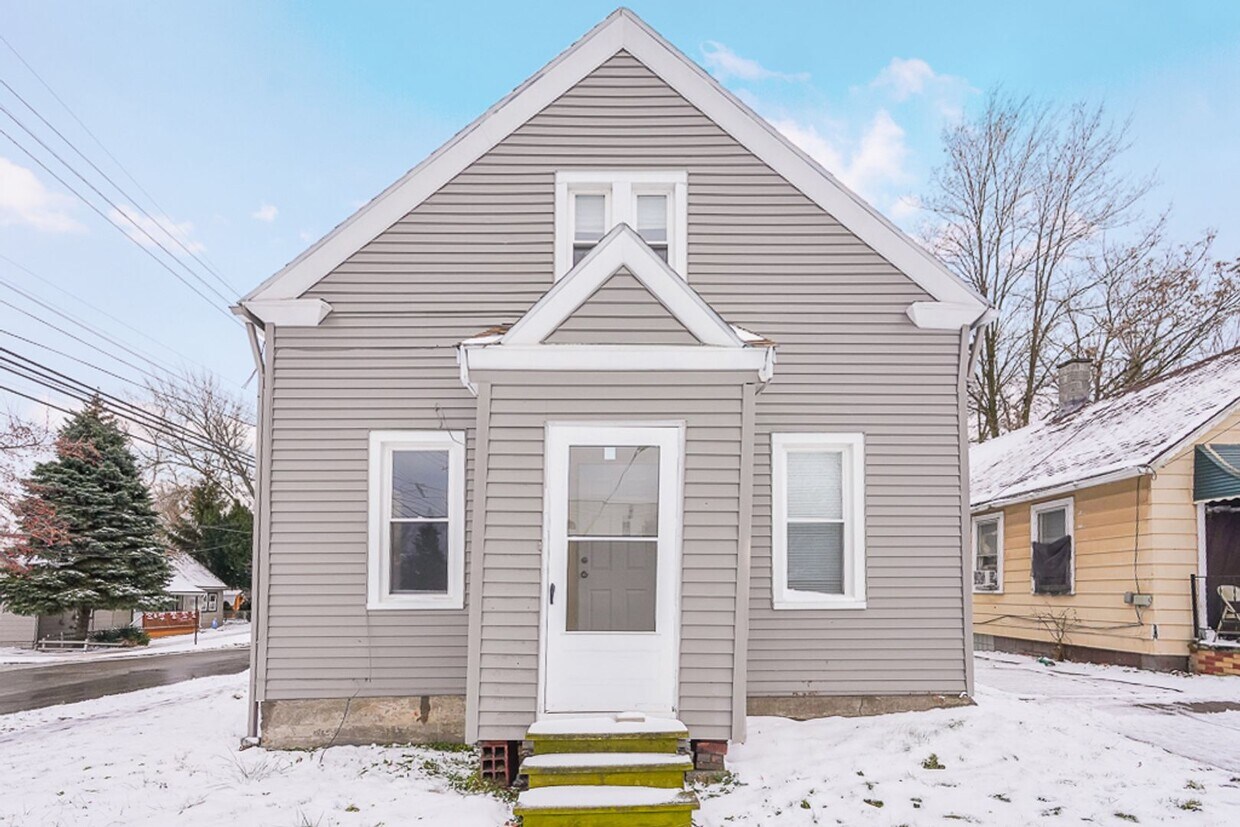 Foto principal - Four bedroom/1 bath Single Home!!