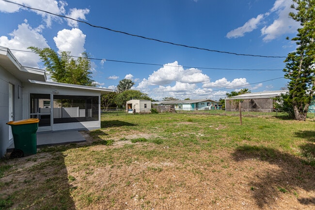 Building Photo - 3208 Pinetree St