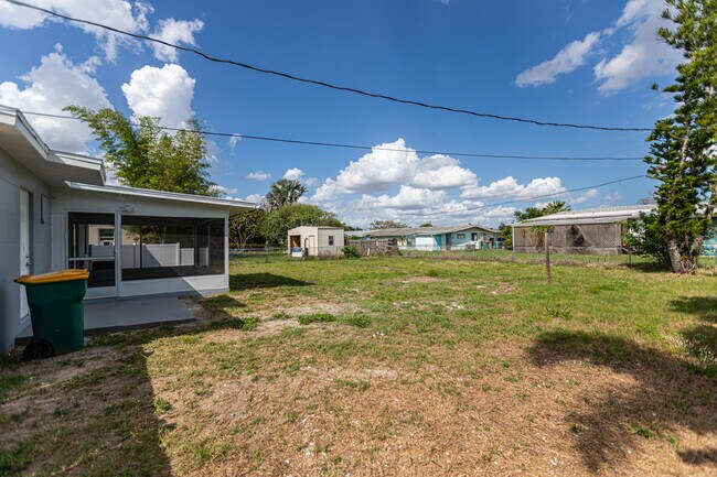 Foto del edificio - 3208 Pinetree St