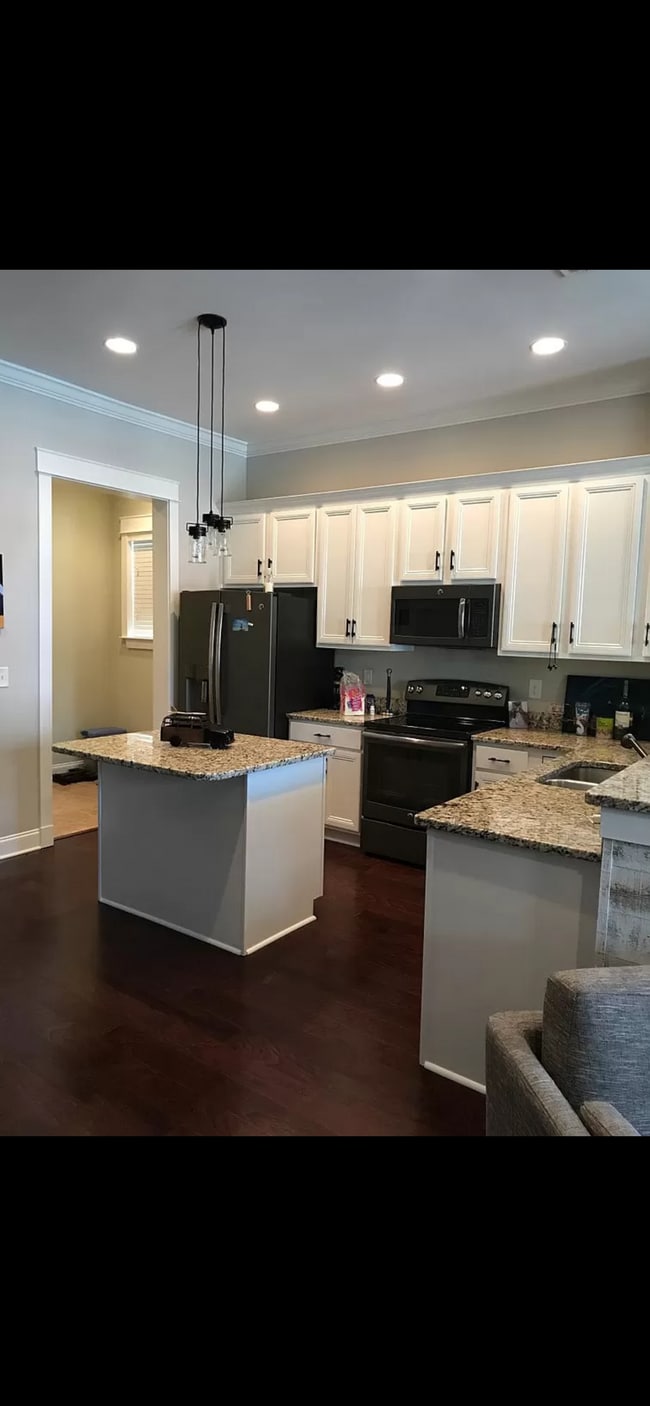 Building Photo - 776 Shine Ave