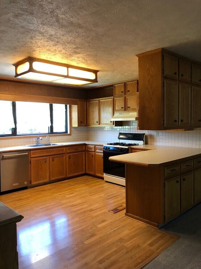 Foto del edificio - Large 4 bedroom 2 bath home right off of West Center