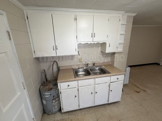 Building Photo - 604 Nelson St