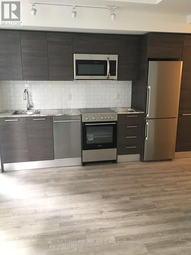 Building Photo - 28 Wellesley St E