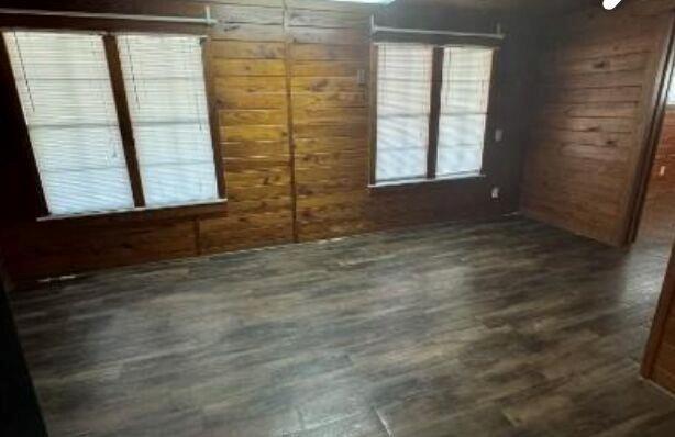 Foto del edificio - 405 N Burleson St