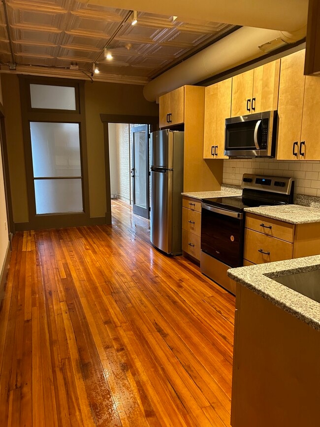 Building Photo - 98 Main St