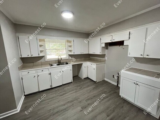 Building Photo - 647 Piermont St