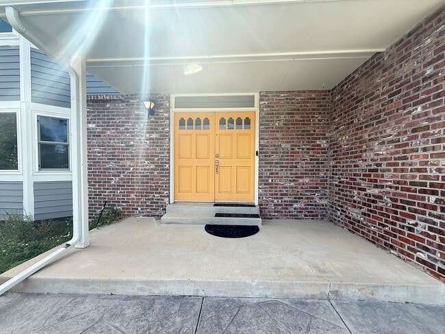 Building Photo - $0 DEPOSIT OPTION. SPACIOUS 4-BEDROOM CENT...