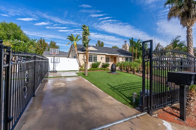 Building Photo - A Stunning 3 bed in Woodland Hills